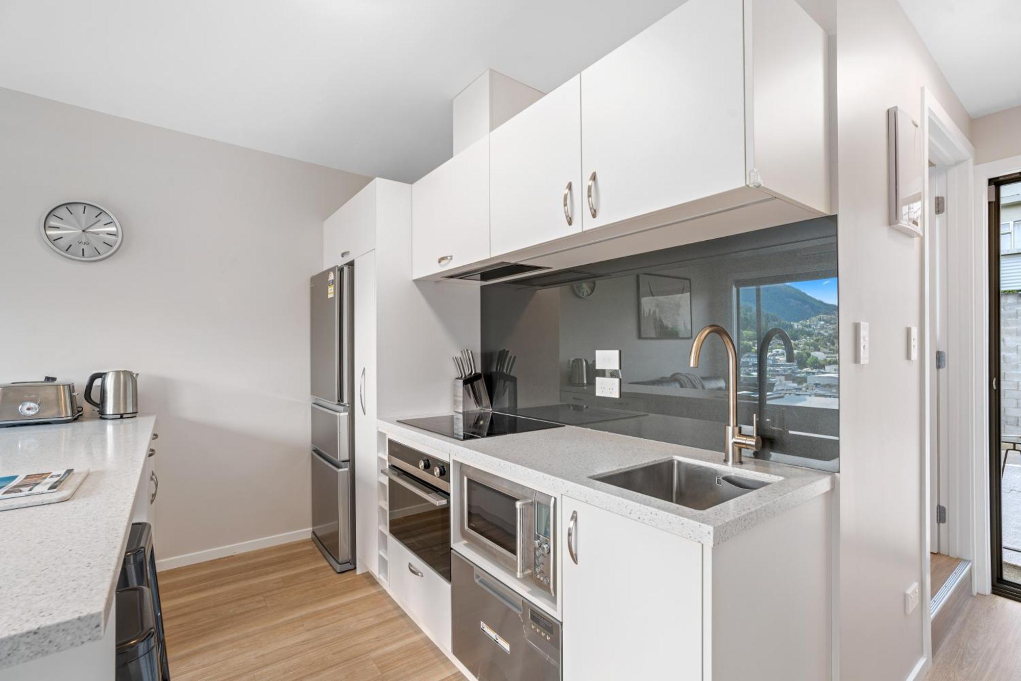 Central Location - 2 Bedroom Aptmt With Lake View Квинстаун Экстерьер фото
